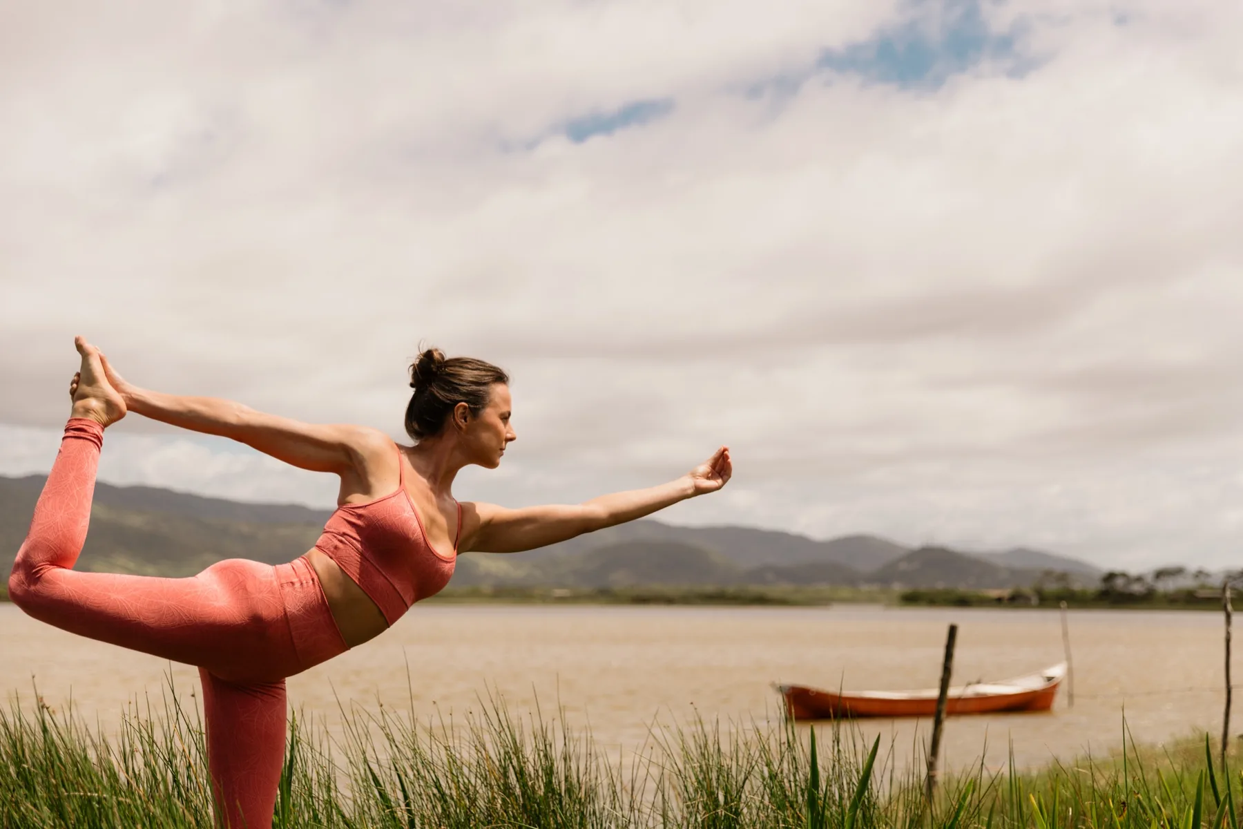 Prática de yoga à beira da lagoa